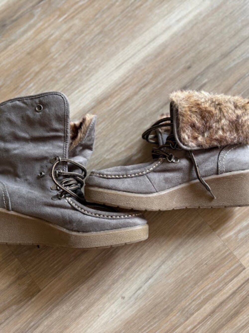 Justice Faux Fur Trim Moc Toe Wedge Boots Sz 8 Gray Taupe Lace-Up Cozy Lined